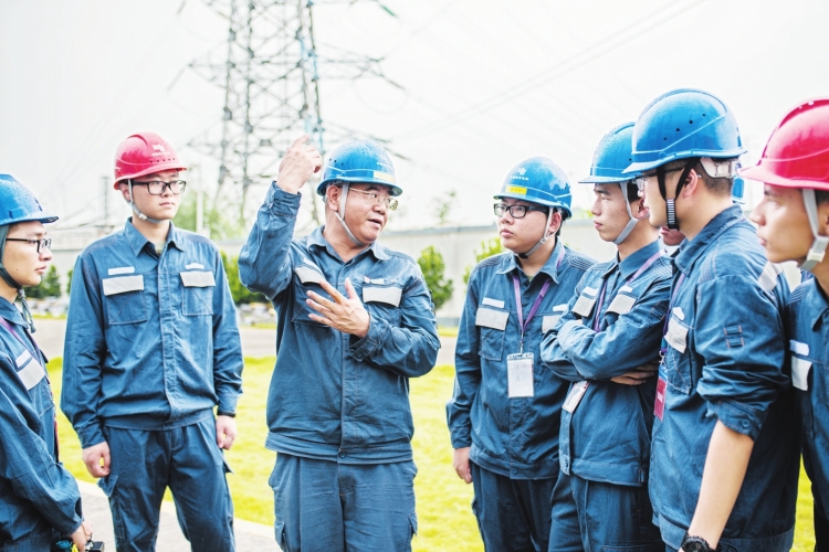 廣東電網(wǎng)東莞供電局變電管理二所檢修一班副班長何滿棠：“以匠人之心，守一畝三分地”