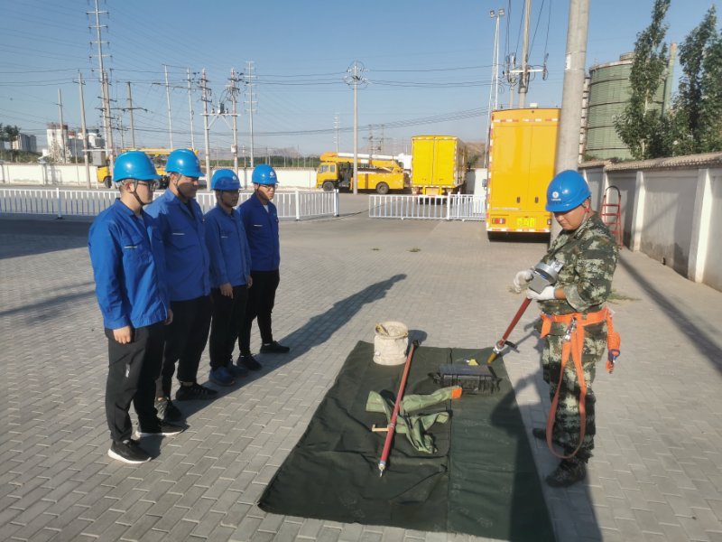 烏海電業(yè)局配電帶電作業(yè)中心：現(xiàn)場培訓(xùn)求實效，技能素質(zhì)再提升