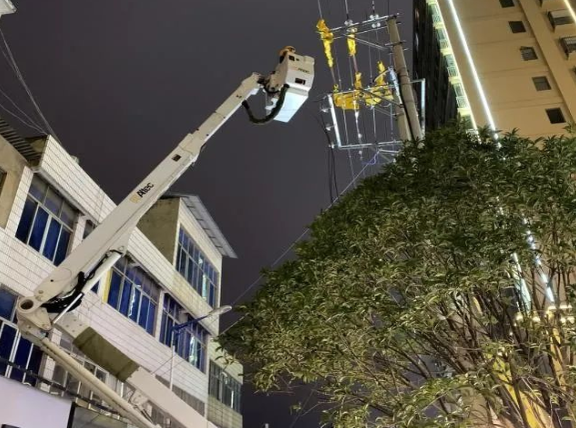 云南電網(wǎng)陸良供電局城區(qū)供電所冬夜搶修，杜絕用電隱患