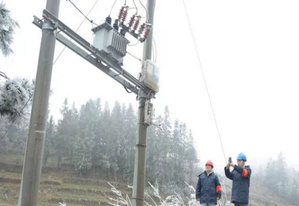 貴州安順紫云供電局觀(guān)冰巡線(xiàn)在一線(xiàn) 迎峰度冬保供電