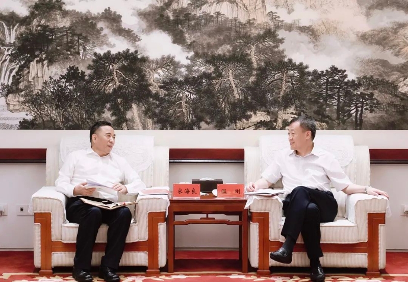 宋海良孫洪水與中國(guó)融通集團(tuán)董事長(zhǎng)溫剛、總經(jīng)理馬正武座談