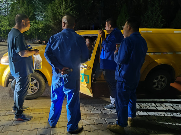 烏海市千里山供電公司千鋼供電所黑夜中的孤勇者，背抵黑暗守護光明