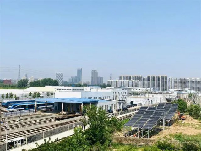 全國(guó)首個(gè)！英利集團(tuán)“光伏+鐵路”示范項(xiàng)目順利并網(wǎng)