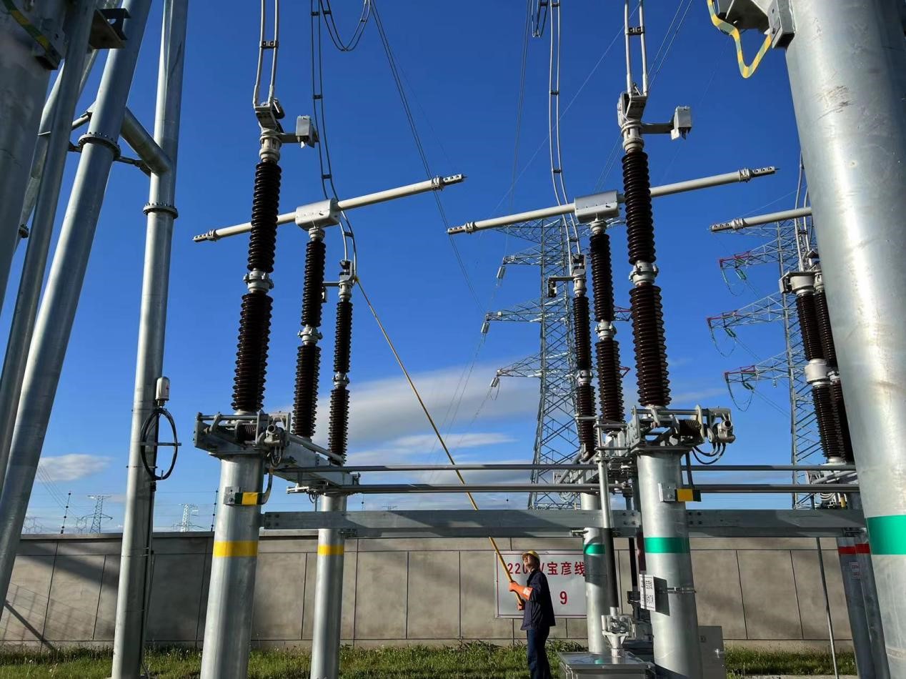 錫林郭勒超高壓供電公司圓滿完成塔寶I、II線間隔啟動(dòng)工作