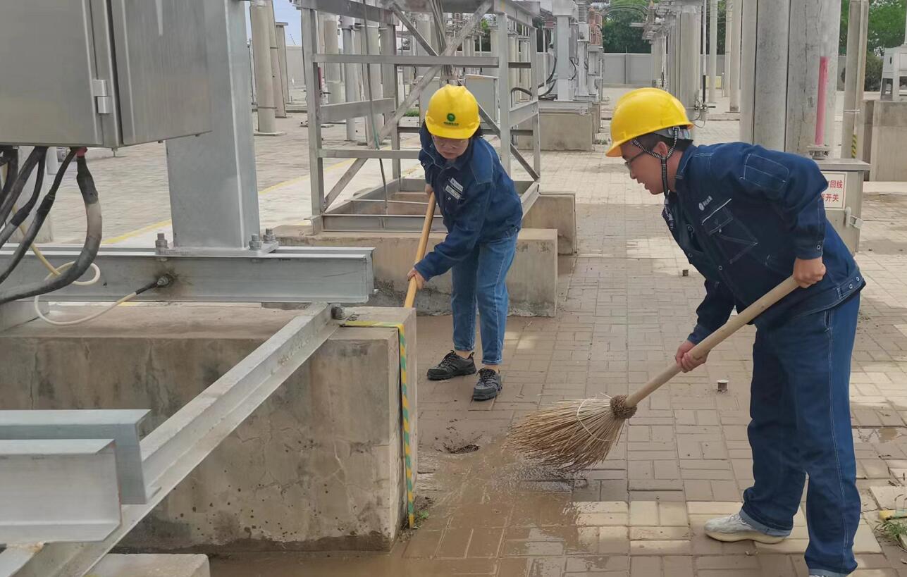 戈壁有雨，阿電人全力出擊保供電