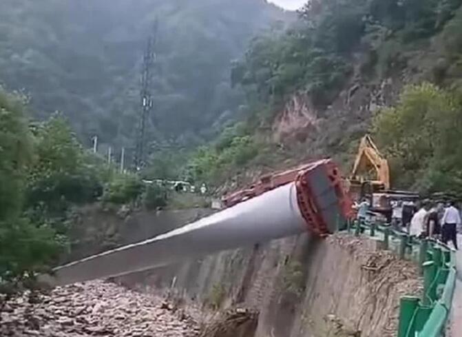 陜西寶雞隴縣：80米風(fēng)電扇葉運(yùn)輸車歪倒，正救援