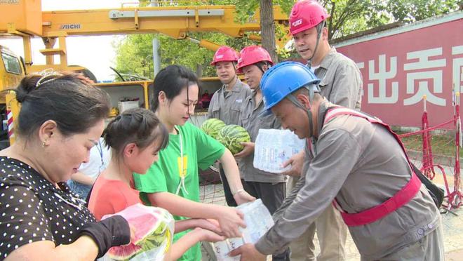 四川什邡：電力工人高溫保電忙，社區(qū)群眾熱情慰問(wèn)表感謝