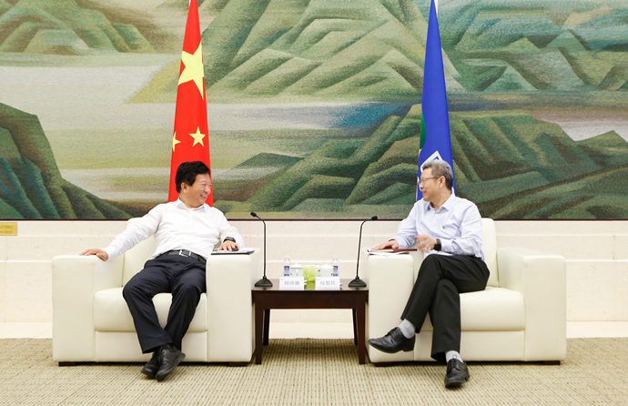錢智民會(huì)見煙臺(tái)市委副書記、市長鄭德雁