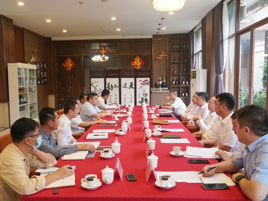 中國(guó)電建黨委常委、副總經(jīng)理徐鵬程與海南萬寧市委書記蓋文啟、市長(zhǎng)王三防座談