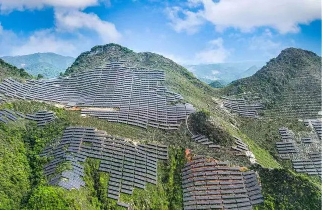 全國(guó)首例！吉電股份“大容量、高坡度”集中式山地光伏項(xiàng)目并網(wǎng)