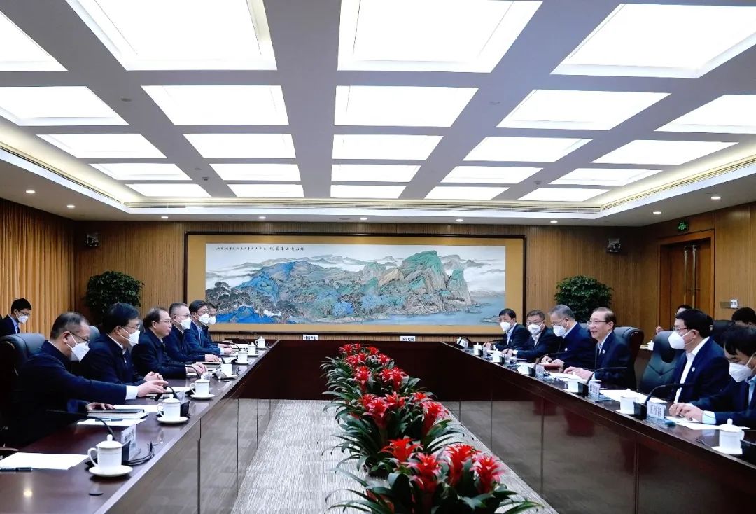 華電集團(tuán)董事長江毅、總經(jīng)理葉向東與國家電網(wǎng)董事長辛保安、總經(jīng)理張智剛舉行會(huì)談