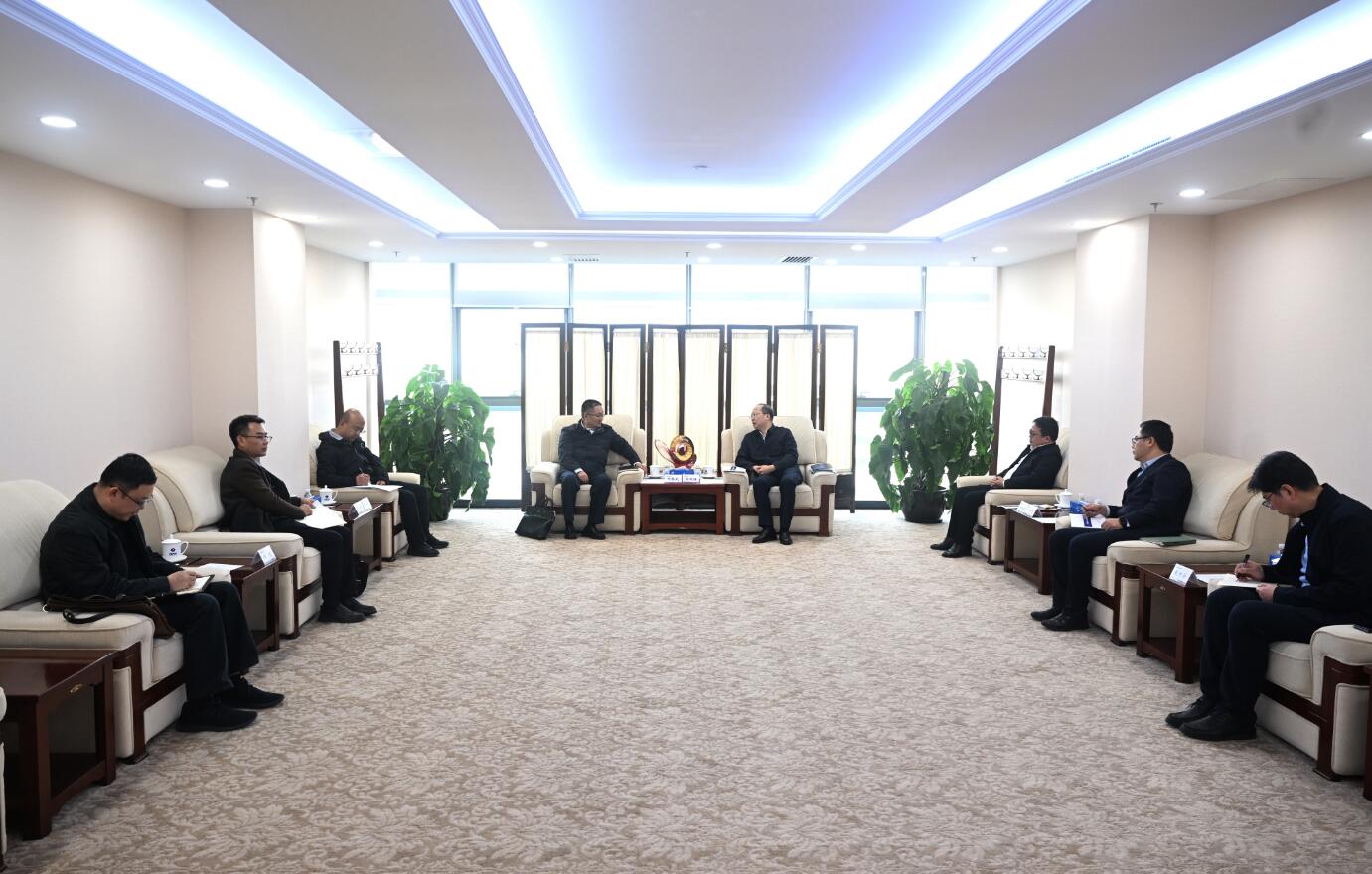 中國電建黨委常委、副總經(jīng)理徐鵬程與西藏開發(fā)投資集團(tuán)黨委書記、董事長祁騰武會談