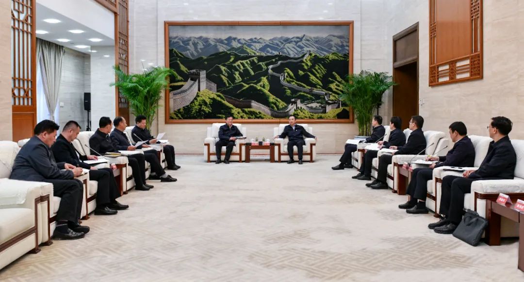 大唐集團(tuán)黨組書記、董事長(zhǎng)鄒磊與青海省海南州委書記呂剛、州長(zhǎng)尕瑪朋措會(huì)談