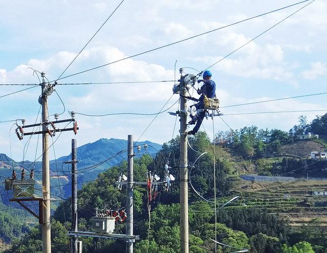 冊(cè)亨供電局高故障線(xiàn)路打上“強(qiáng)化針” 確保群眾用電無(wú)憂(yōu)