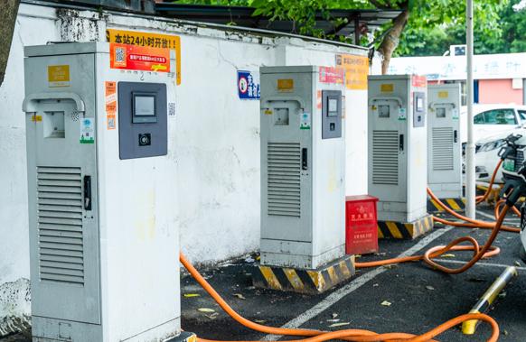 新能源汽車日漸增多，充電樁使用亂象如何管?