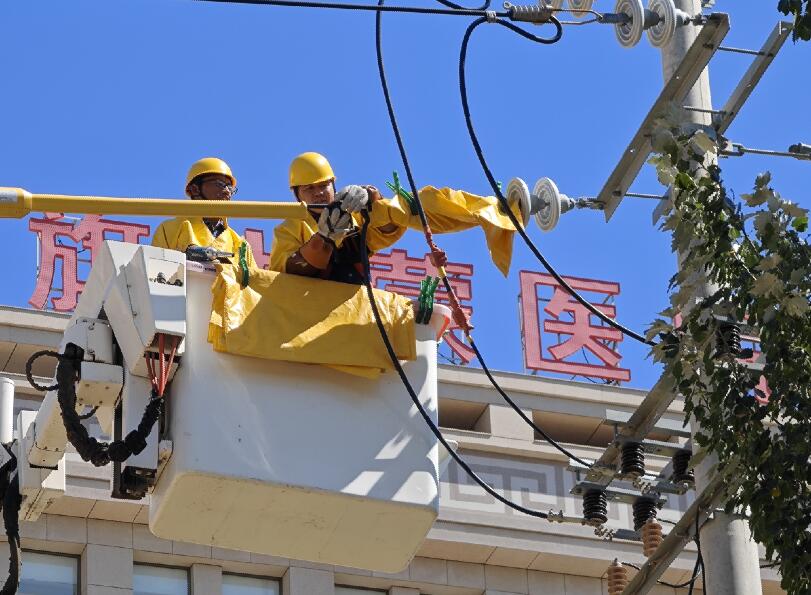 阿拉善供電公司迎夏峰帶電消缺，保醫(yī)電“汗”衛(wèi)民生