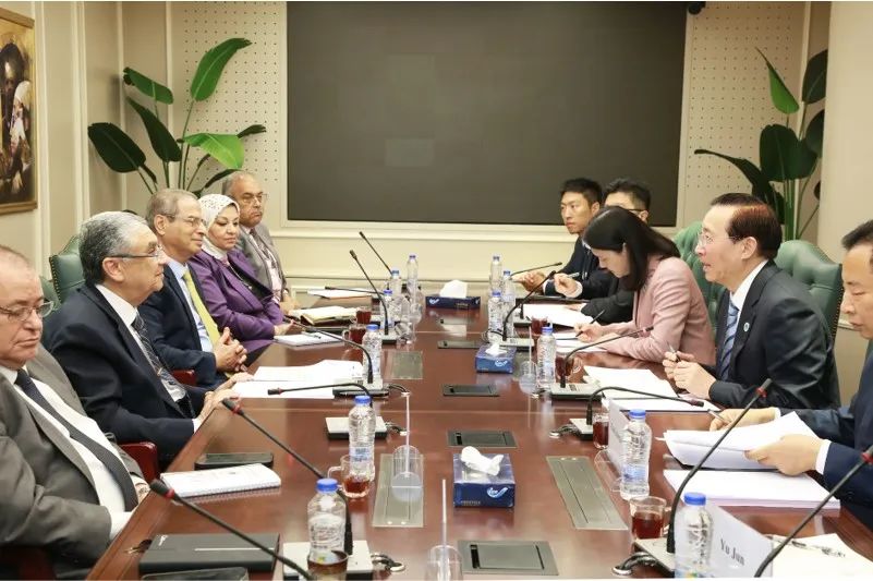 國家電網(wǎng)董事長辛保安與埃及電力部部長沙赫爾、中國駐埃及大使廖力強(qiáng)會談