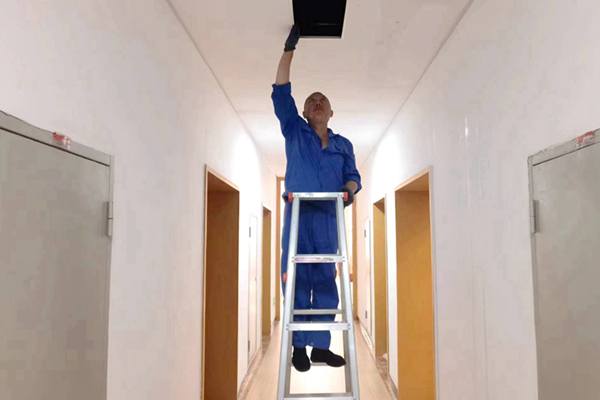 圖為物業(yè)人員利用節(jié)假日對值班宿舍電纜廊道、空調(diào)管道進行檢查和維護
