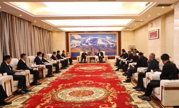 華電集團黨組書記、董事長江毅與喀什地委副書記、行署專員艾尼瓦爾·吐爾遜舉行會談