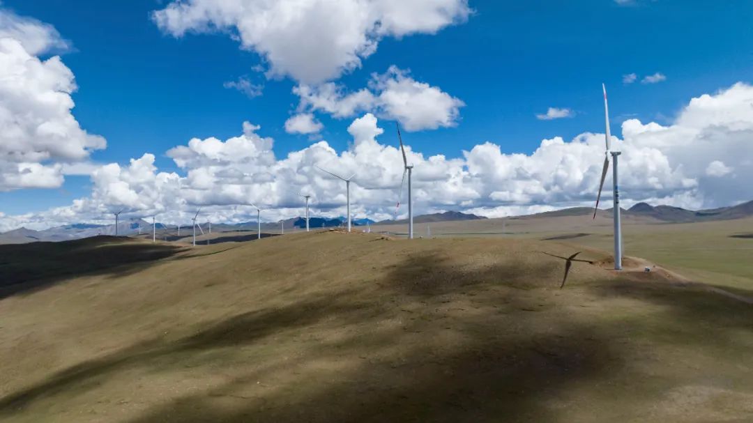 我國海拔最高風電項目 西藏措美哲古風電場二期項目全容量并網發(fā)電
