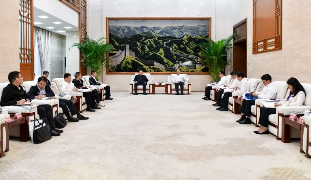 大唐集團有限公司黨組書記、董事長鄒磊與廣西壯族自治區(qū)國資委黨委書記秦如培會談