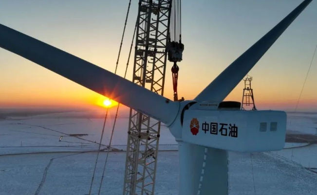 中國石油在建單體規(guī)模最大集中風(fēng)電項(xiàng)目——昂格55萬千瓦風(fēng)電項(xiàng)目首臺風(fēng)機(jī)成功吊裝！