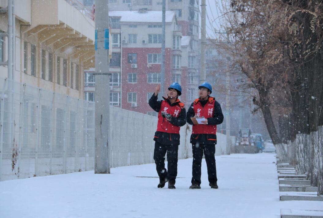 國網(wǎng)大石橋市供電公司：戰(zhàn)風(fēng)雪斗嚴寒 特巡保供護民生