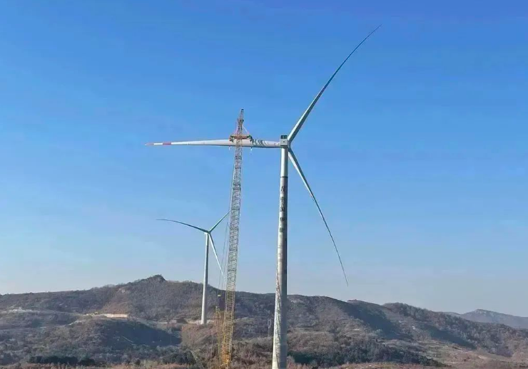 中石化起運(yùn)公司營口風(fēng)電項(xiàng)目首臺混塔圓滿吊裝！