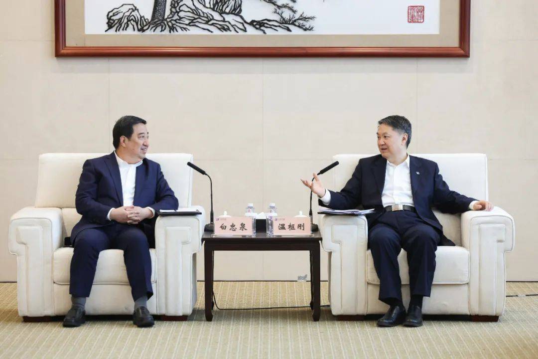 中國電氣裝備董事長白忠泉、總經(jīng)理周群拜訪中國華能董事長溫樞剛
