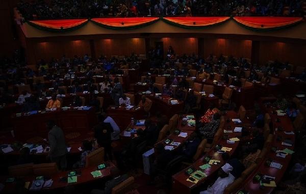 英媒：加納議會(huì)欠電費(fèi)，電力公司拉閘打斷國情咨文