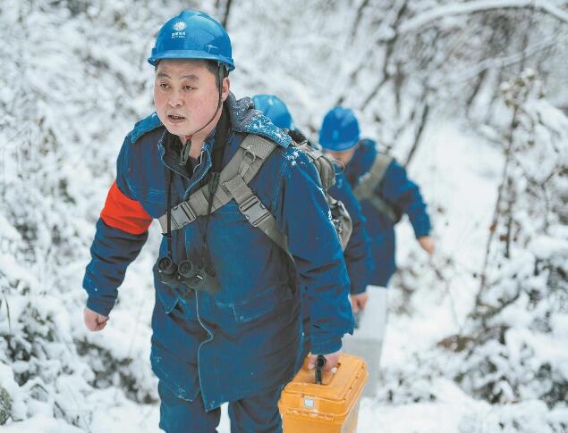 【國網(wǎng)楷?！恐芗t亮：巡行秦嶺深處 守護(hù)線路安全