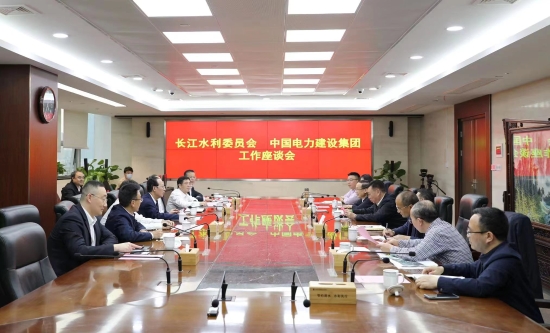 中國(guó)電建黨委書記、董事長(zhǎng)丁焰章與長(zhǎng)江水利委員會(huì)黨組書記、主任劉冬順會(huì)談