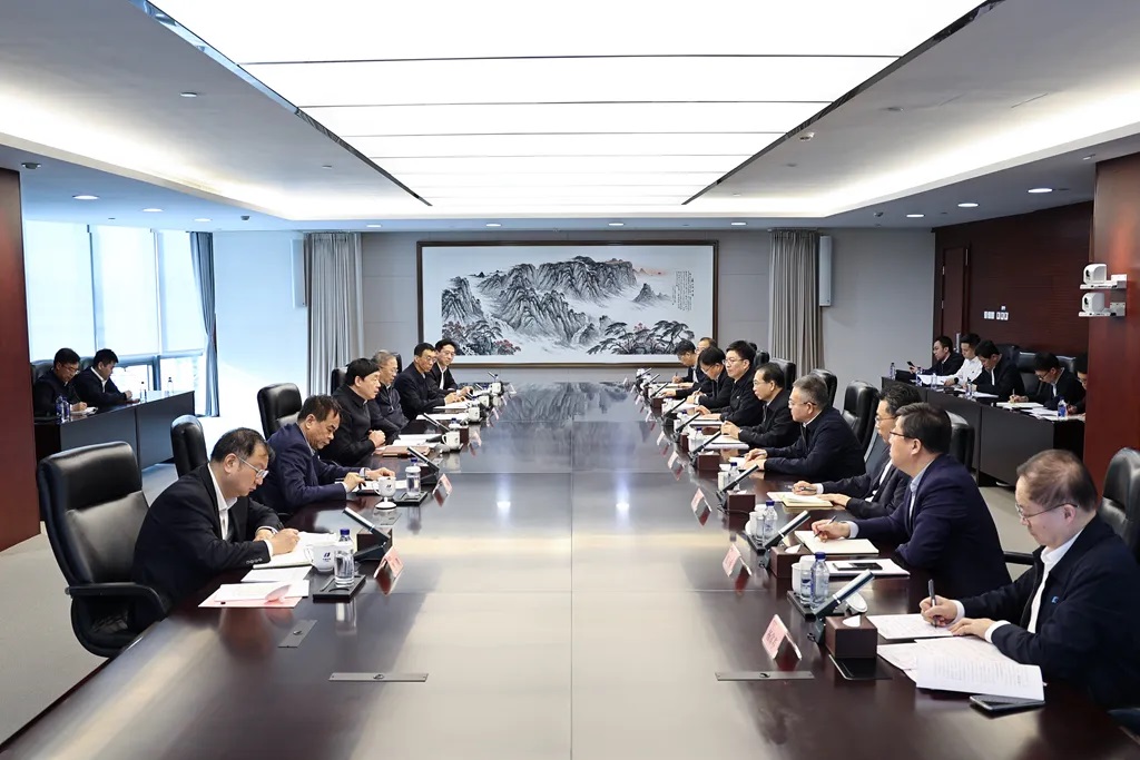華電集團(tuán)董事長(zhǎng)江毅、總經(jīng)理葉向東與國(guó)家電網(wǎng)董事長(zhǎng)、黨組書記張智剛會(huì)談