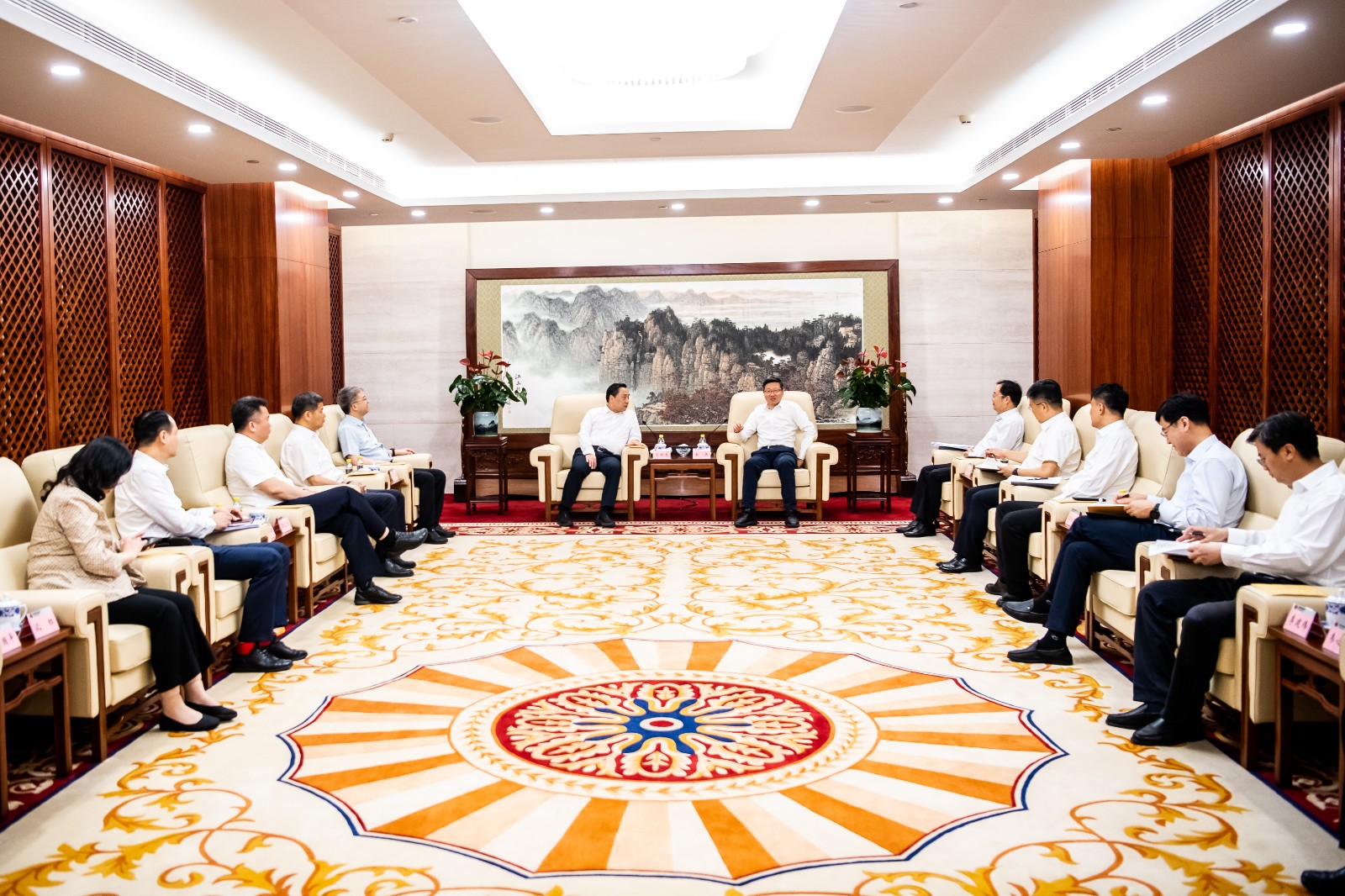 國家能源集團(tuán)公司總經(jīng)理、黨組副書記余兵會(huì)見鎮(zhèn)江市委書記馬明龍一行