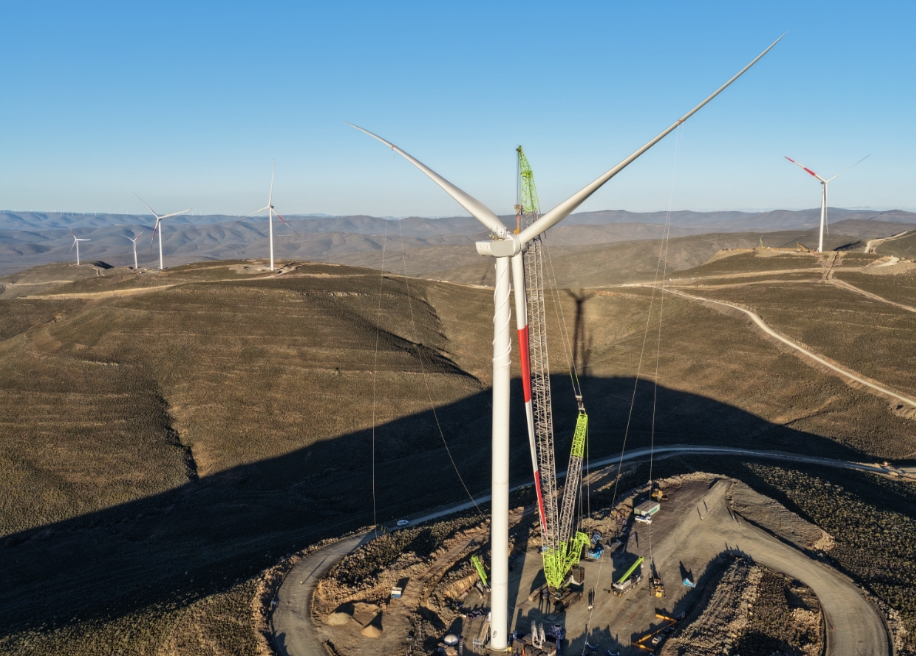 全球最大風(fēng)光儲(chǔ)并網(wǎng)混合能源項(xiàng)目風(fēng)機(jī)基礎(chǔ)澆筑全部完成